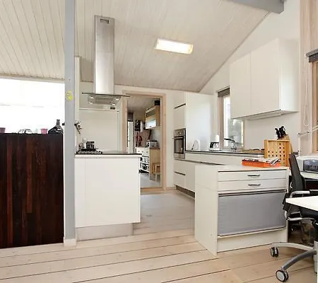 Three-bedroom Holiday In 37 *