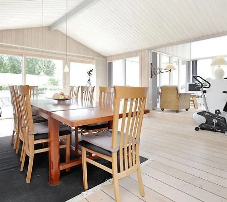 Three-bedroom Holiday In 37