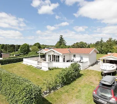 Three-bedroom Holiday In 37 *