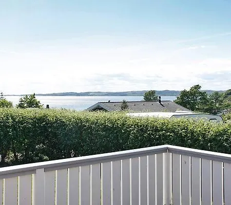 Three-bedroom Holiday In 37